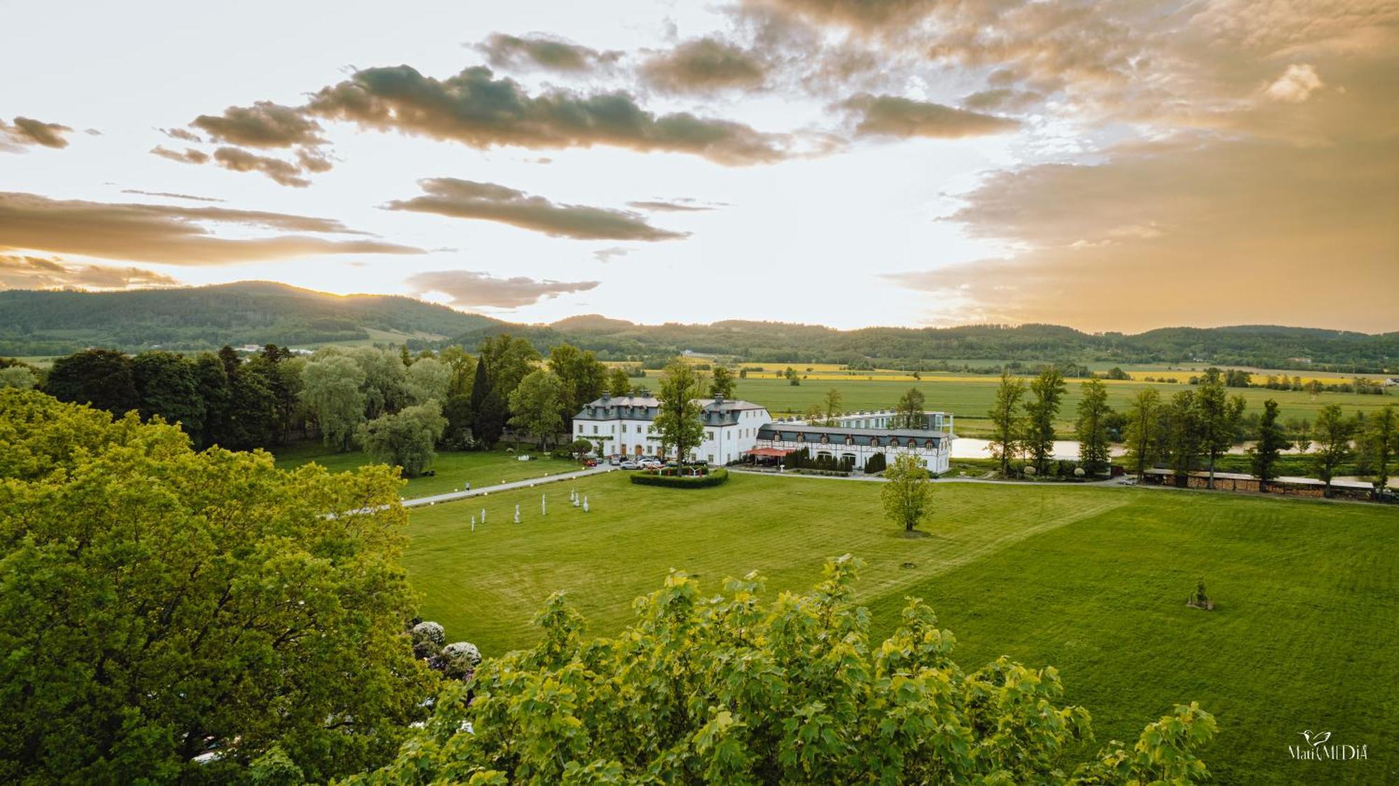 Palac Pakoszow Schlosshotel Wernersdorf Jelenia Góra Eksteriør billede The hotel