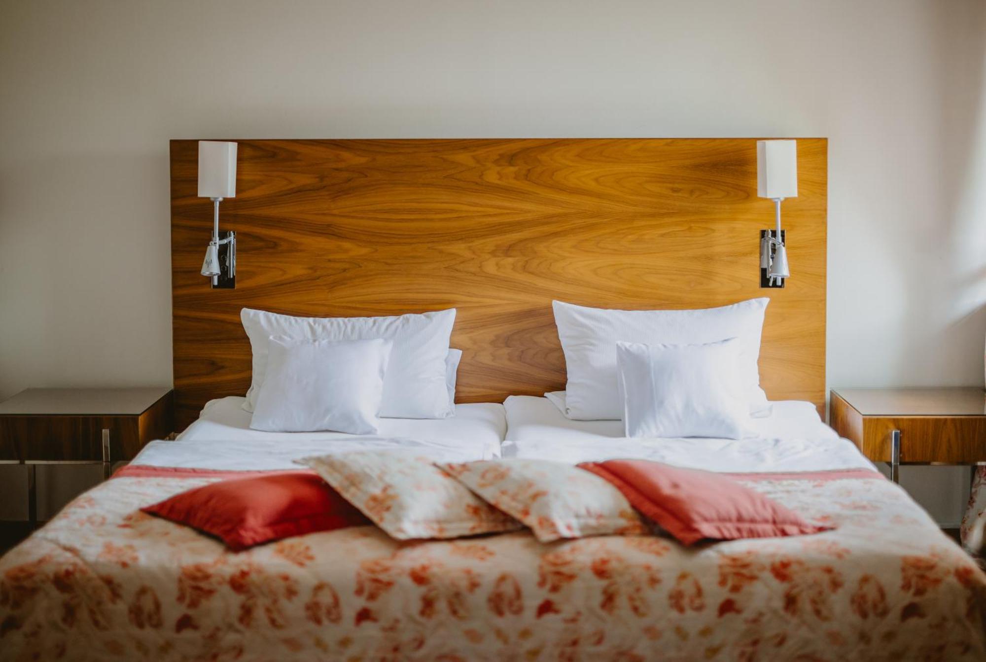 Palac Pakoszow Schlosshotel Wernersdorf Jelenia Góra Eksteriør billede A bed with pillows