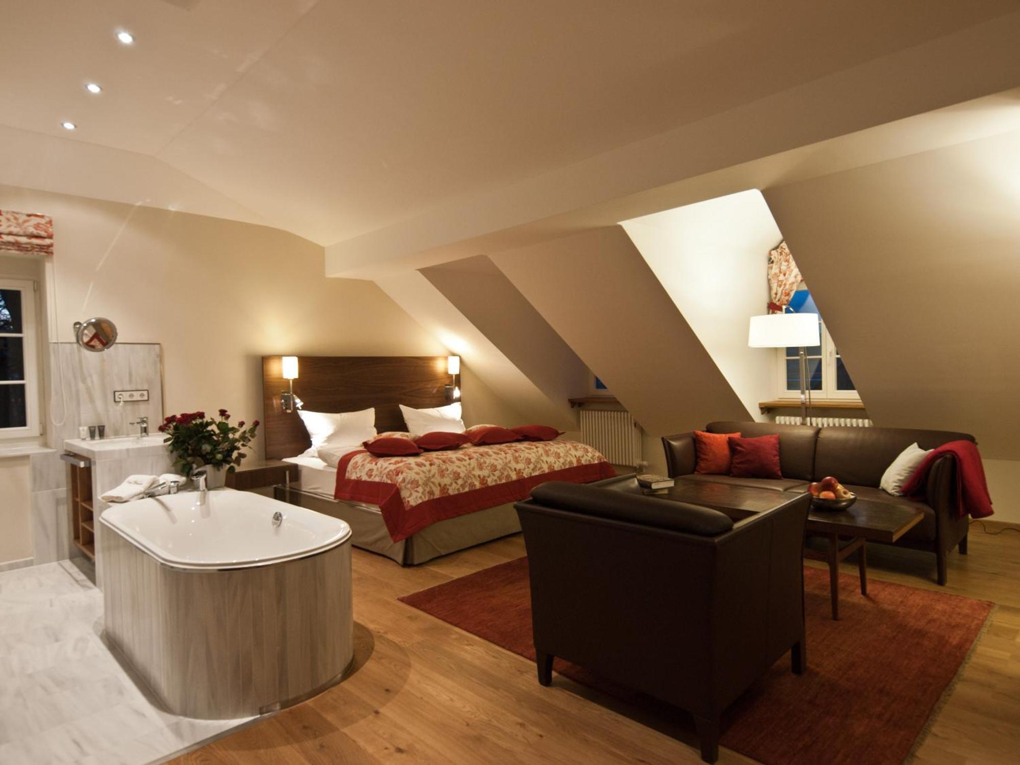 Palac Pakoszow Schlosshotel Wernersdorf Jelenia Góra Eksteriør billede A suite at the hotel
