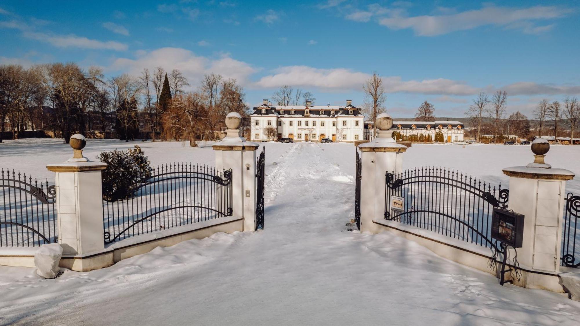 Palac Pakoszow Schlosshotel Wernersdorf Jelenia Góra Eksteriør billede The main entrance to the estate