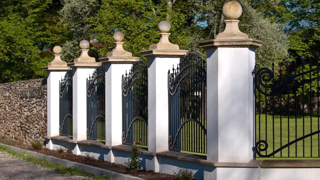 Palac Pakoszow Schlosshotel Wernersdorf Jelenia Góra Eksteriør billede The gate piers
