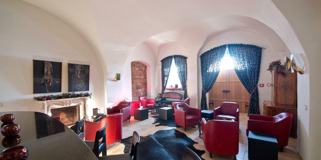 Palac Pakoszow Schlosshotel Wernersdorf Jelenia Góra Eksteriør billede The interior of the castle